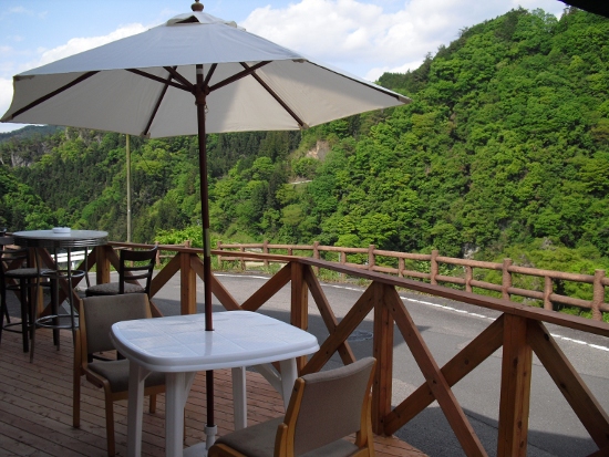 イタリアンレストラン＆カフェのオープンスペースです。自然を満喫しながら、自然食材をお楽しみ頂けます。